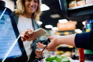 Kunde i butik betaler med telefon