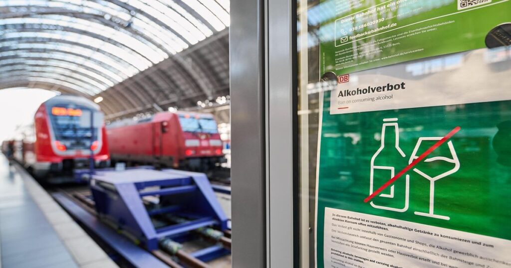 Sign about the alcohol ban at Frankfurt Hauptbahnhof