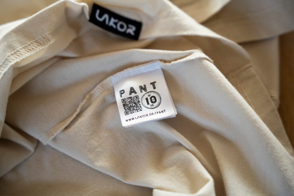 LAKOR garment with a PANT 10 kr. deposit label