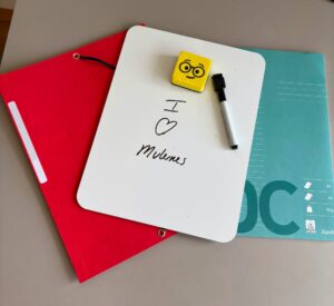 Elever på Mulernes Legatskole tager noter i hånden i deres nye kladdehæfter