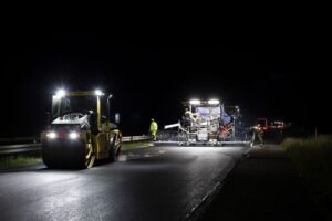 Asfaltmaskiner lægger ny lavemissions-belægning på Ny Esbjergvej i Kolding